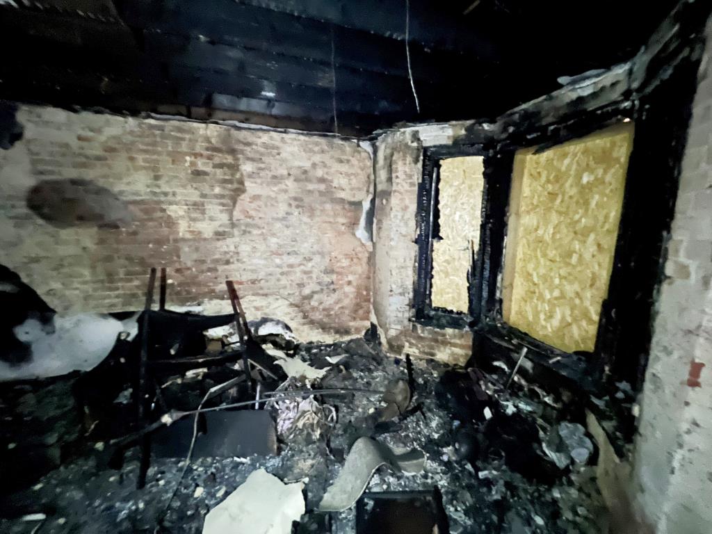 Lot: 22 - FREEHOLD THREE-STOREY, THREE-BEDROOM FIRE-DAMAGED HOUSE -